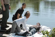 Während eines Großfeuers in den Everglades wurde die Leiche eines College-Studenten gefunden. Alexx (Khandi Alexander) und Eric (Adam Rodriguez, 2.v.l.) untersuchen gerade den Toten, als sich der Tatort erneut entzündet...