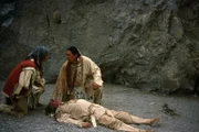 Tasha-Tunga (Jimmy Hermann, li.) redet beruhigend auf Tanka (Buffalo Child) ein, der seinen toten Vater, Häuptling "Schneller Hirsch", rächen will.