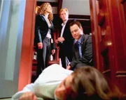 V. li.: Stella Bonasera (Melina Kanakaredes), Horatio Caine (David Caruso) und Mac Taylor (Gary Sinise) entdecken die tote Alexa Endecott (Peyton List, u.) im Schlafzimmer ihrer Eltern.