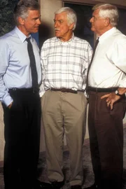 Mark (Dick Van Dyke, M.) und seine Freunde überlegen, wer von den Polizisten korrupt sein könnte.