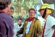 Steve (Barry Van Dyke, 2.v.r.) bespricht mit den Feuerwehrmännern den Einsatz.