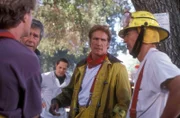 Steve (Barry Van Dyke, l.) und Mark (Dick Van Dyke, r.) erkundigen sich, wie weit die Flammen schon vorgedrungen sind.