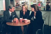 Die Staatsanwälte McCoy (Sam Waterston) und Southerlyn (Elisabeth Röhm, Mi.) im Gespräch mit Dr. Elizabeth Olivet (Carolyn McCormick).