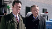 l-r: Detective Rey Curtis (Benjamin Bratt), Detective Lennie Briscoe (Jerry Orbach)
