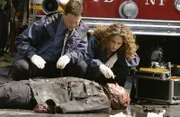 Die Detectives Stella Bonasera (Melina Kanakaredes) und Mac Taylor (Gary Sinise) werden nach Chinatown gerufen. Zwei Bankräuber kamen bei einer Gasexplosion ums Leben.