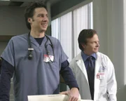 J. D. (Zach Braff, l.), Dr. Kevin Casey (Michael J. Fox)