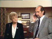 Jessica (Angela Lansbury) hilft Lt. Corelli (Richard Libertini) bei der Lösung eines Mordfalls.