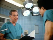 Quincy (Jack Klugman, l.) und sein Kollege Sam (Robert Ito) untersuchen die Leiche eines Neugeborenen.