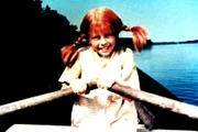 2. Pippi (Inger Nilsson) rudert ihren Kahn selbst an das Ufer der gewünschten einsamen Insel.