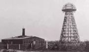Nikola Teslas Vision für die weltweite drahtlose Stromversorgung wurde durchkreuzt, als der Finanzier J.P. Morgan es ablehnte, das Projekt weiterzufinanzieren. Dieser für die drahtlose Vision entwickelte Wardenclyffe-Turm in Long Island wurde kurz darauf abgerissen.