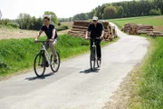 Willi Resetarits und Peter Schneeberger erkunden Stinatz auf Fahrrädern.