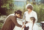 Dr. Ledoux (Don Marshall, l.) begutachtet eine Wunde an Cassandras (Missy Francis, r.) Arm. Ihr Vater Charles (Michael Landon, M.) scheint dem Arzt zu vertrauen.