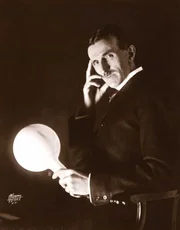 Er ist einer der produktivsten Erfinder des 20. Jahrhunderts - und der Mann, der die Welt elektrisiert hat. Nikola Tesla (Bild) hat die Menschheit in eine neue industrielle Ära geführt und den Grundstein für das heutige technologische Zeitalter gelegt. Doch könnte das durch ein jenseitiges Design geschehen sein?