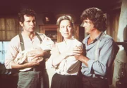 Caroline (Karen Grassle, M.) und Charles Ingalls (Michael Landon, r.) sind glücklich, daß der schwarze Arzt Nathans (John Shearin, l.) Baby und seine Frau retten konnte.