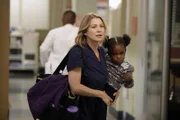 Während Meredith (Ellen Pompeo, l.) Schwierigkeiten hat, sich neben einem aufreibenden Fall auch um Zola zu kümmern, assistiert Cristina Dr. Thomas bei einer herausfordernden Herzoperation ...