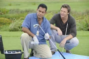 Handelt es sich bei dem Golfschläger um die Mordwaffe? Carlos (Carlos Gomez, l.) und Jim (Matt Passmore) suchen nach Hinweisen, die sie zum Mörder des Golf-Caddys Packard führen.