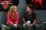 Charlie (Charlie Sheen, r.) und Myra (Judy Greer, l.) entdecken ihre Sympathie füreinander ...