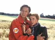 Dr. Michael Lüdwitz (Rainer Grenkowitz) kümmert sich um Pilotin Biggi (Sabine Petzl).