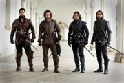 (v.l.n.r.) Porthos (Howard Charles); Aramis (Santiago Cabrera); Athos (Tom Burke); D'Artagnan (Luke Pasqualino)