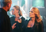 Eine Frauenleiche wurde gefunden. Catherine (Marg Helgenberger, r.) und Riley (Lauren Lee Smith) beginnen ihre Ermittlungen in der "Dark Water-Bar", wo ihnen ein mit allen Wassern gewaschener Clubbesitzer begegnet.