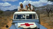 Udo (Sascha Hehn, l.), Erika (Lisa Kreuzer, M.) und Vollmers (Christian Kohlund, r.) sind unterwegs zu einem Hilfseinsatz in die afrikanische Steppe.