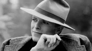 Bedeutender Rockmusiker und Stil-Ikone. In den Siebzigern lebt David Bowie mehrere Jahre in Berlin. In dieser Zeit entsteht auch sein Song "Heroes".