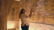 Aliaa Ismail untersucht die Wände von Tutanchamuns Grab. (Windfall Films)