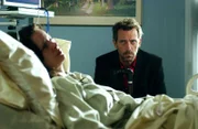 Nachdem Lucy Palmeiro (Stacy Edwards, l.) zusammengebrochen ist, landet sie in der Abteilung von Dr. House (Hugh Laurie, r.) ...