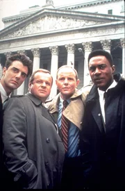 Detective Mike Logan( Chris Noth), Sergeant Max Greevey ( George Dzundza), E.A.D.A. Ben Stone(Michael Moriarty) und A.D.A. Paul Robinette(Richard Brooks)