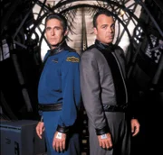 Commander Jeffrey Sinclair (Michael O’Hare,l.) und Michael Garibaldi (Jerry Doyle).