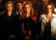 Buffy (Sarah Michelle Gellar, M.) und ihre Freunde Willow (Alyson Hannigan, l.), Xander (Nicholas Brendon, 2.v.l.) und Anya (Emma Caulfield, r.) müssen die Welt vor dem allgegenwärtigen Bösen retten ...