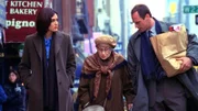 Detective Benson (Mariska Hargitay, l.) und Detective Stabler (Christopher Meloni) befragen eine Bekannte des Opfers (Darstellername nicht zu ermitteln). Die Tote, eine ältere Dame, wurde vergewaltigt und gefesselt in ihrem Bett aufgefunden.