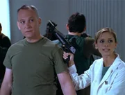 Buffy (Sarah Michelle Gellar, r.) hat Colonel McNamara (Conor O'Farrell) in ihre Gewalt gebracht, um die Freilassung zweier Gefangener zu erzwingen.