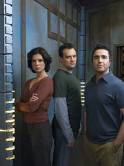 L-R:  Dr. Elizabeth Weir (Torri Higginson), Dr. Rodney McKay (David Hewlett) und Dr. Carson Beckett (Paul McGillion)