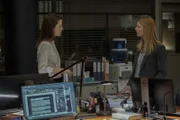 Jenna Bragg (Andrea Deck, l.); Carrie Mathison (Claire Danes, r.)
