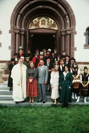 Gruppenbild nach dem Oster-Gottesdienst bei Pfarrer Kleinschmidt (Hans Wyprächtiger, Gaby Dohm, Klausjürgen Wussow, Angelika Reißner, Barbara Wussow, Sascha Hehn).