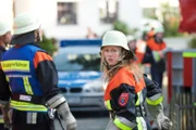 Marie (Christine Eixenberger) bei ihrem ersten Einsatz mit der Freiwilligen Feuerwehr von Wildegg.