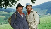 Prof. Brinkmann (Klausjürgen Wussow, r.) trifft beim Besuch in seiner Berghütte Boris (Gustl Bayrhammer, l.), der auf der Durchreise ist, mit dem er sich aber bald blendend versteht.