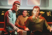 Spock (Leonard Nimoy, l.) vermutet, dass er den Doppelgänger von Captain Kirk (William Shatner, r.) vor sich hat.
