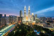 Die 452 Meter hohen Petronas Towers sind Wahrzeichen der malaysischen Hauptstadt Kuala Lumpur.