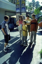 Malcolm (Frankie Muniz, li.) ist mit seinen Eltern Lois (Jane Kaczmarek, 2.v.li.) und Hal (Bryan Cranston, 2.v.re.) sowie seinen Brüdern Reese (Justin Berfield, re.) und Dewey (Erik Per Sullivan, mi.) im Zoo unterwegs.