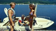 Tobias Reich (Sven Jürgen Hasper, l.) möchte seiner Freundin Britta (Claudia Arnold-Brauner, r.) mit seinen Wasserski-Künsten imponieren und löst damit ein Unglück aus.
