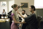 Tanzpädagogin Kralowa (Milena Vukotic) spricht Anna Pelzer (Silvia Seidel) neuen Mut zu.