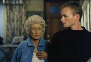 Francis (Christopher Masterson, r.) besucht zu Weihnachten seine launische Großmutter Ida (Cloris Leachman).