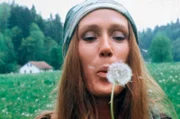 Love, Peace & Happiness. Auch im Südwesten stellen Hippies in den 70er Jahren die Wohlstandsideale der Gesellschaft infrage. Manchmal werden die Hippies sogar verächtlich „Gammler" genannt.