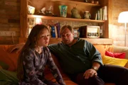 Sophie (Ella Frey) hat ein Geheimnis, dass sie ihrem Vater (Michael A. Grimm) nicht sagen kann.