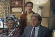Malcolm (Frankie Muniz, mi.) gelingt es nicht, seine Großmutter Ida (Cloris Leachman) und ihren Anwalt (David Rasche) von der Klage gegen die Familie abzubringen.