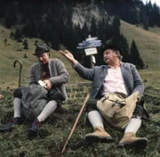 Meister Eder (Gustl Bayrhammer, rechts) unternimmt mit seinem Neffen (Walter Feuchtenberg) eine Bergtour.