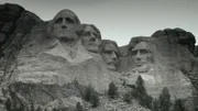 Mount Rushmore wurde 1941 fertiggestellt und zeigt vier wichtige Präsidenten: George Washington, Thomas Jefferson, Theodore Roosevelt und Abraham Lincoln. Jedes der Porträts ist 18 Meter hoch.