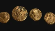 Nahaufnahme der gefundenen Münzen mit Kleopatras Gesicht darauf. (Windfall Films)